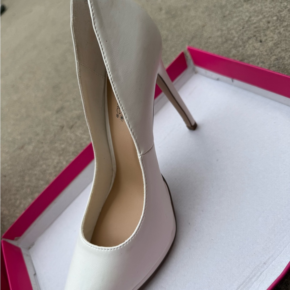 Shoe Dazzle Chic White Heels
